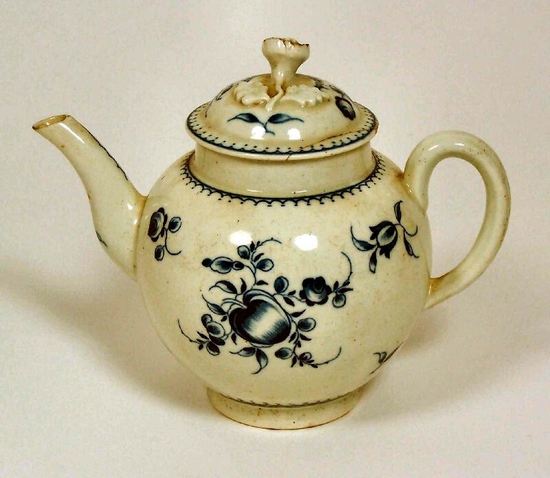 A late 18th century Worcester teapot and cover