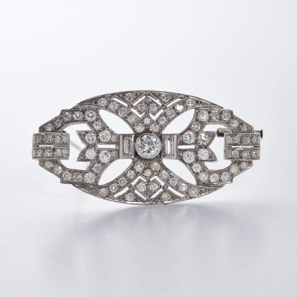A diamond set plaque brooch
