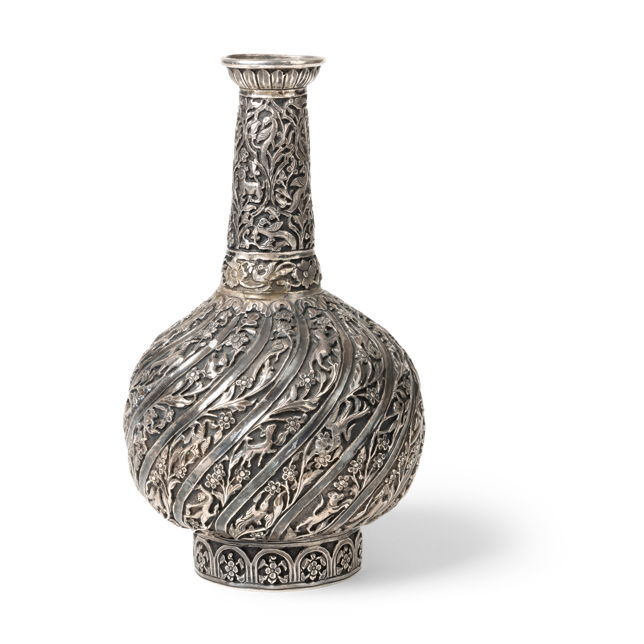 A RARE MUGHAL SILVER REPOUSSÉ FLOWER FLASK (GULDAN) NORTHERN INDIA, 17th CENTURY OR LATER.