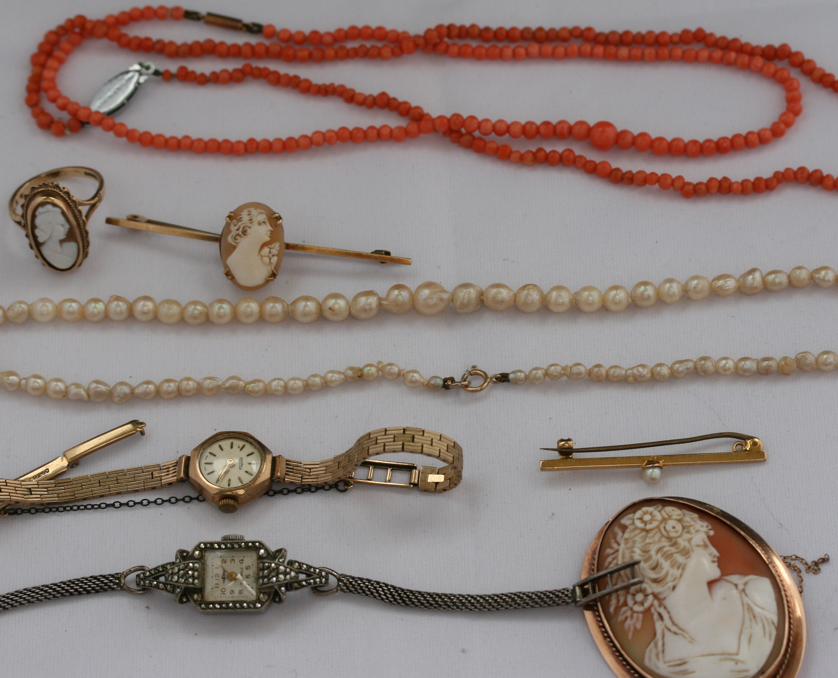 A collection of jewellery to include