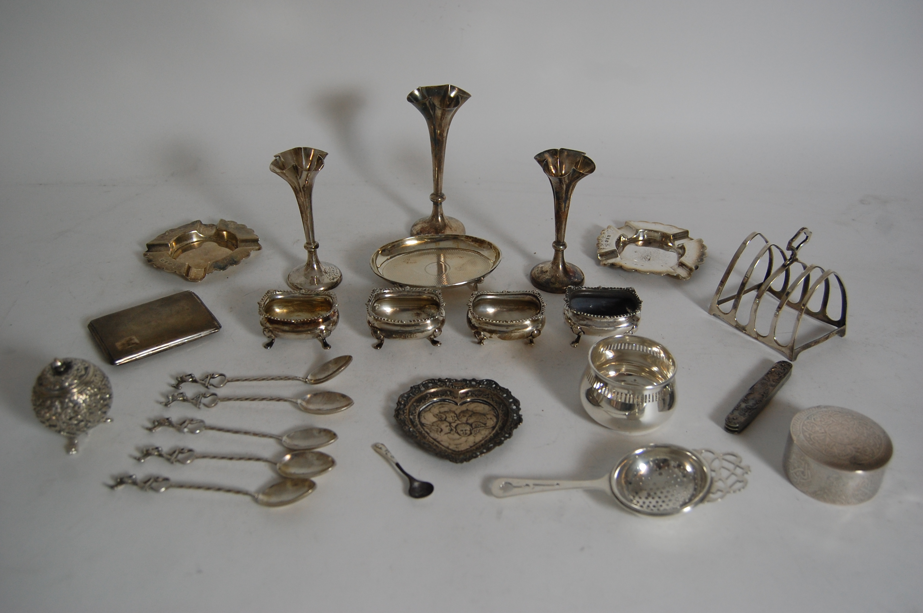 A group of small silver items