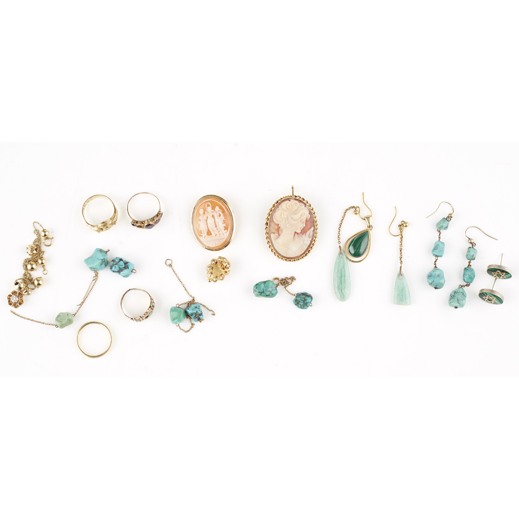A collection of jewellery