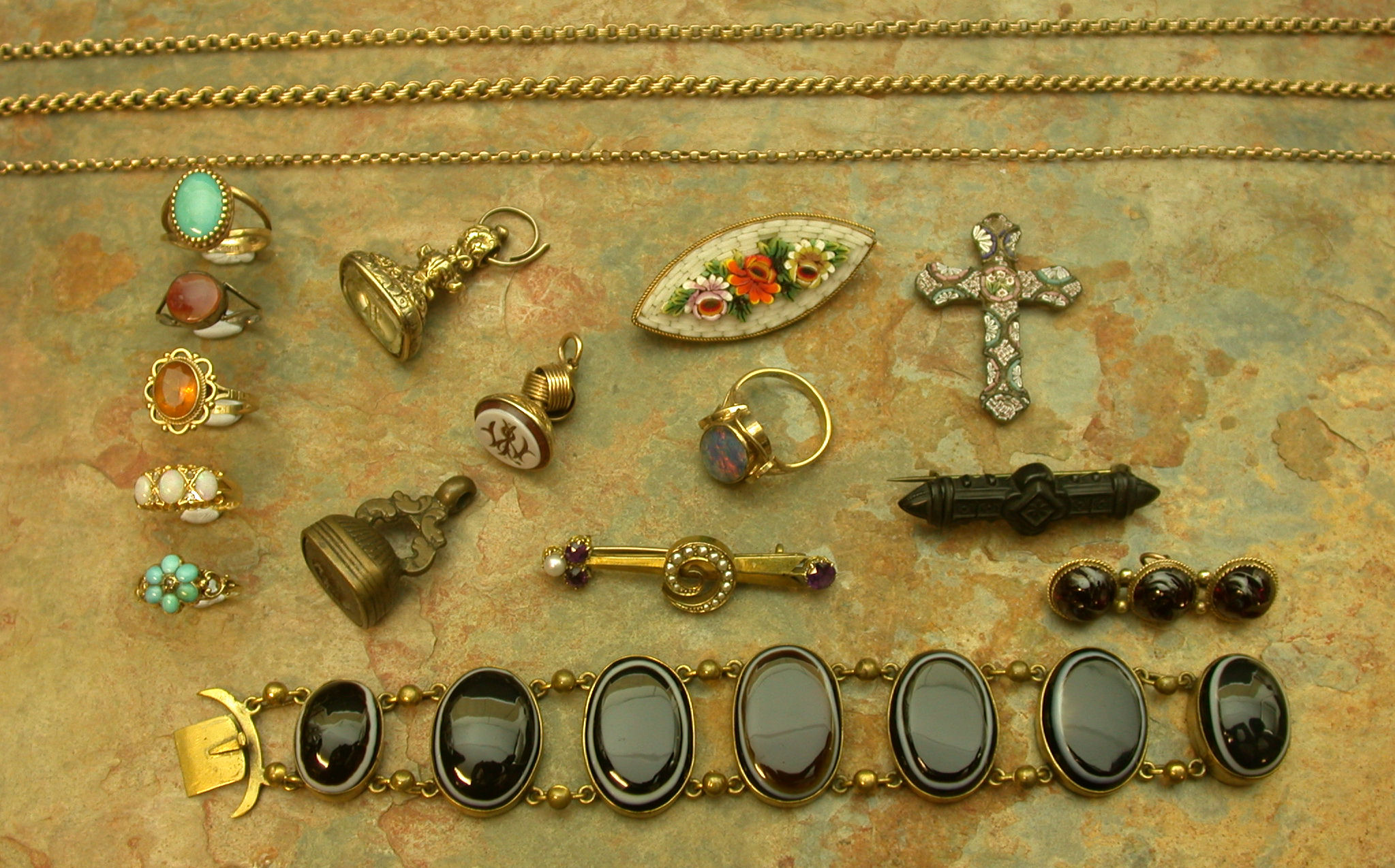 A collection of jewellery,