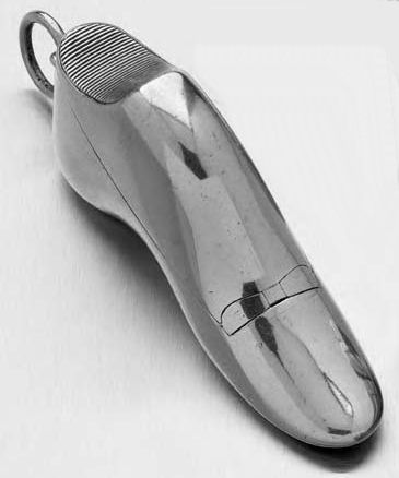 A late Victorian novelty vesta case,