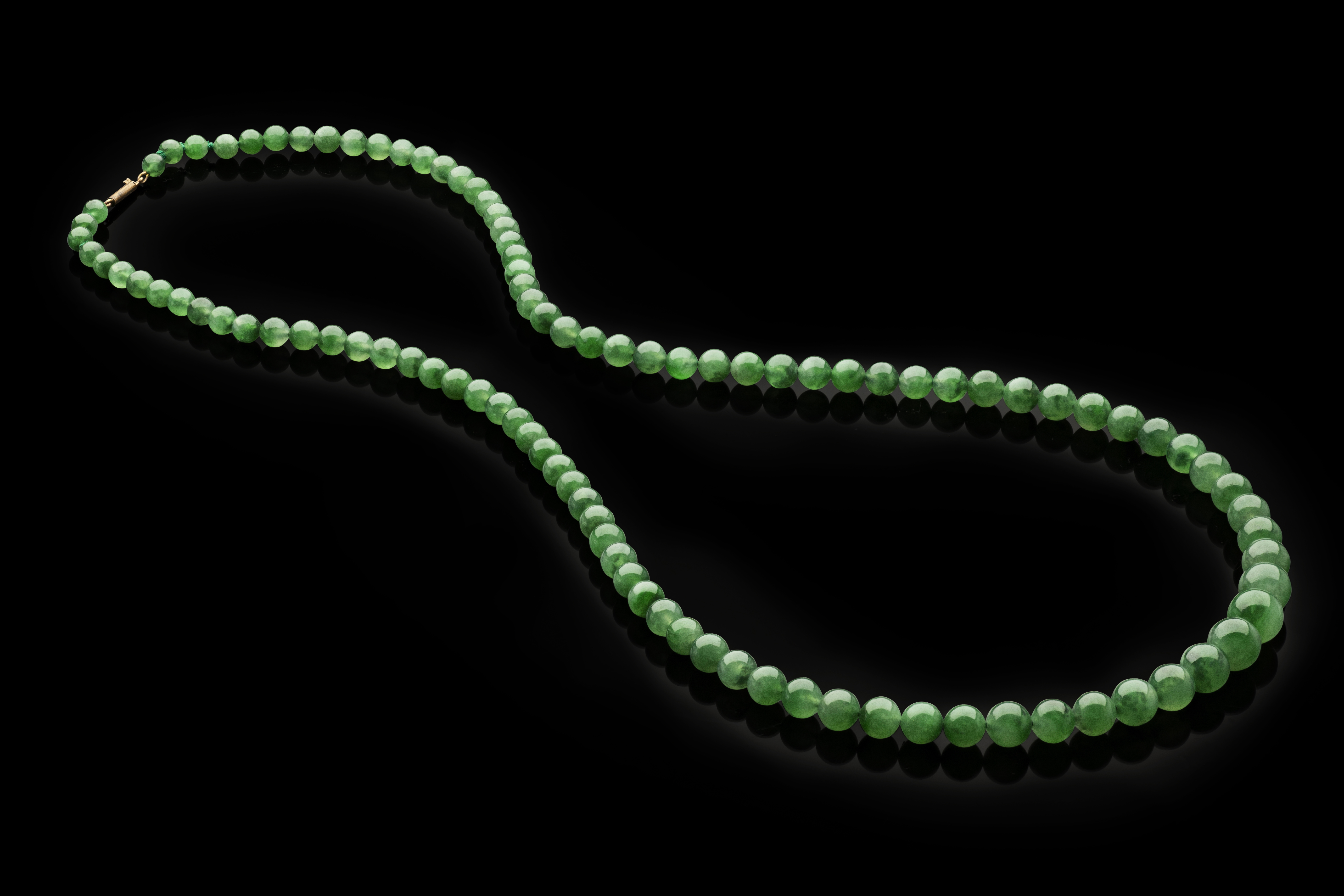 A graduated jadeite bead necklace