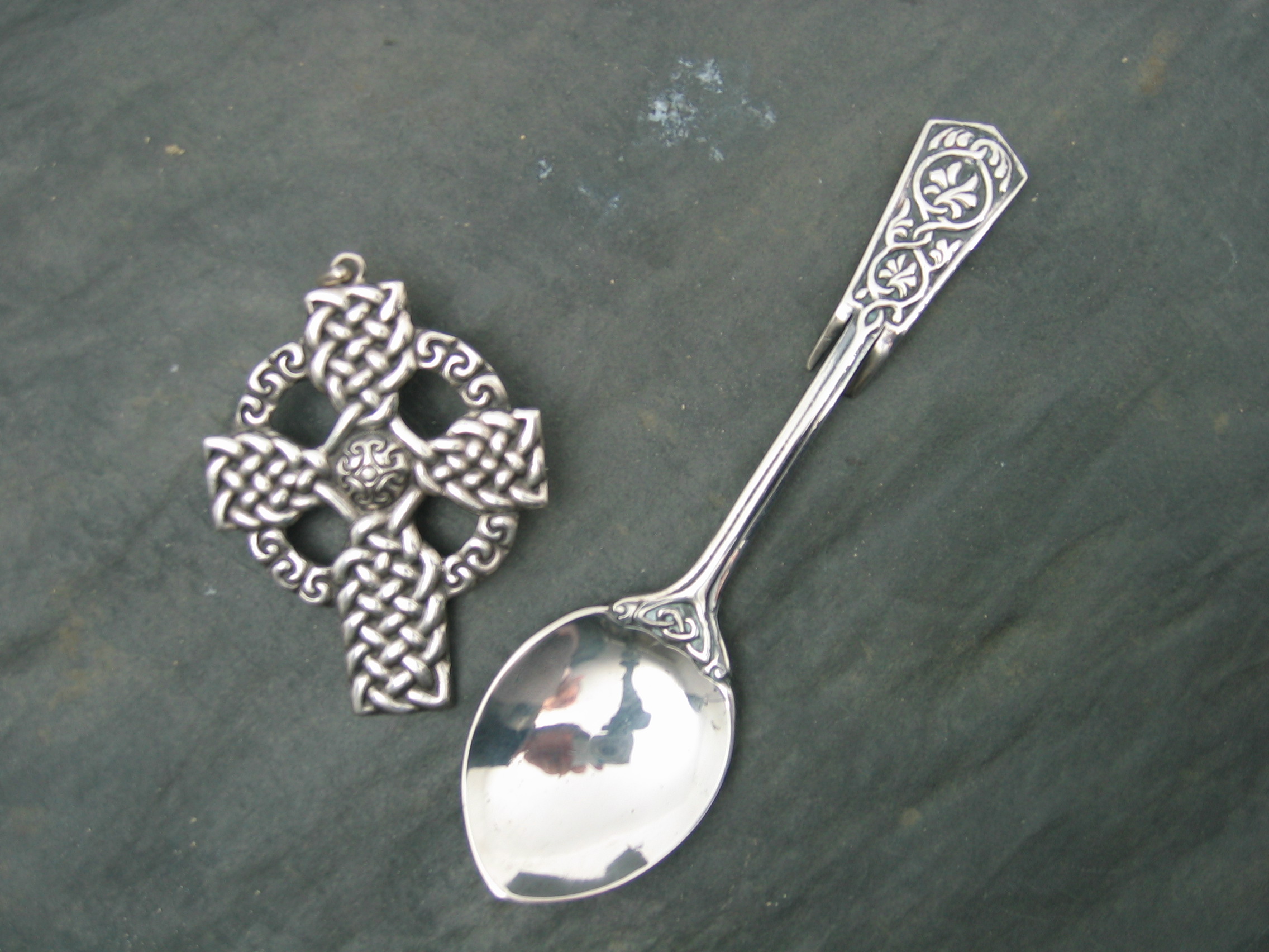 An Alexander Ritchie silver brooch,