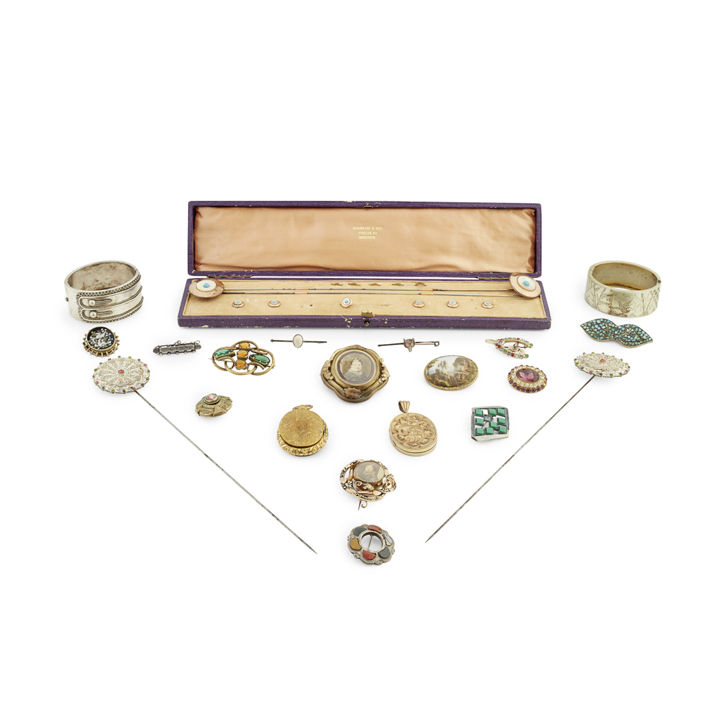 A collection of jewellery