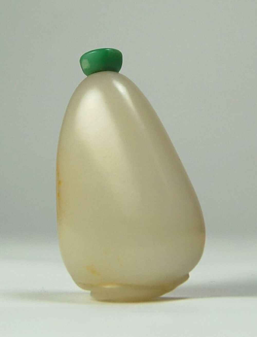 A Chinese mottled jade snuff bottle