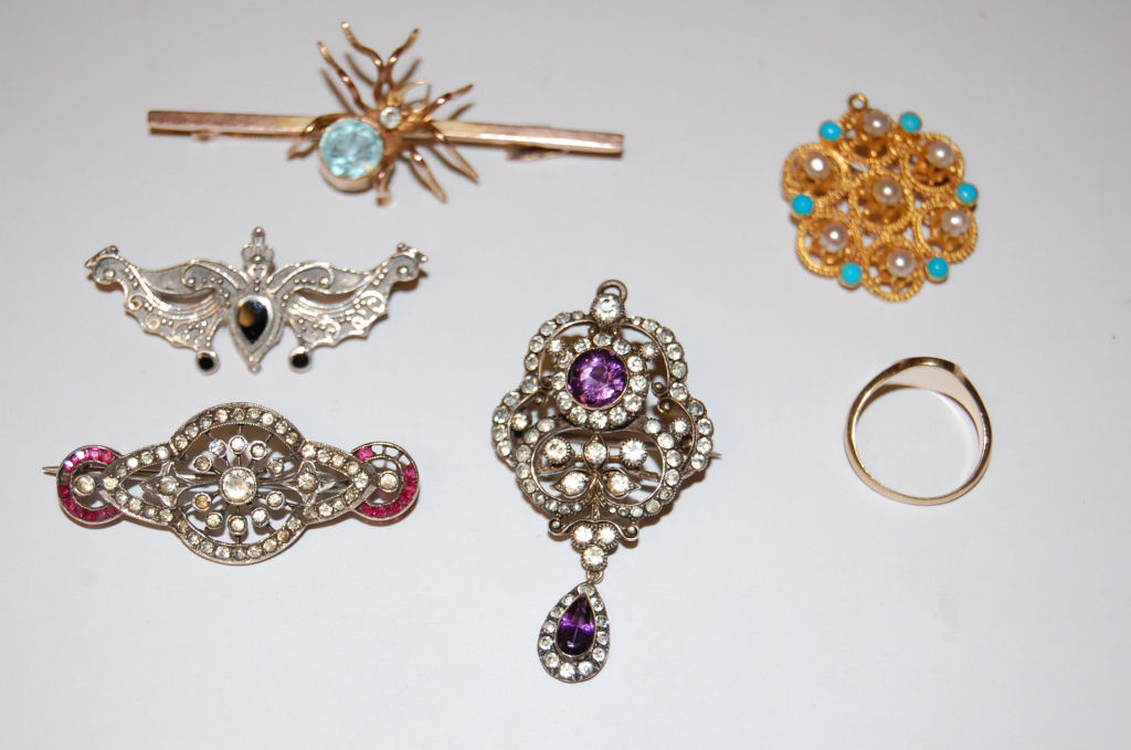 A small collection of jewellery