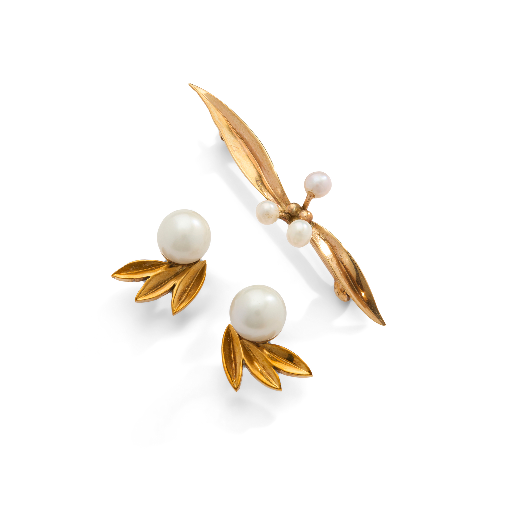 CAIRNCROSS OF PERTH: A 9CT GOLD SCOTTISH FRESHWATER PEARL BROOCH AND EARRINGS