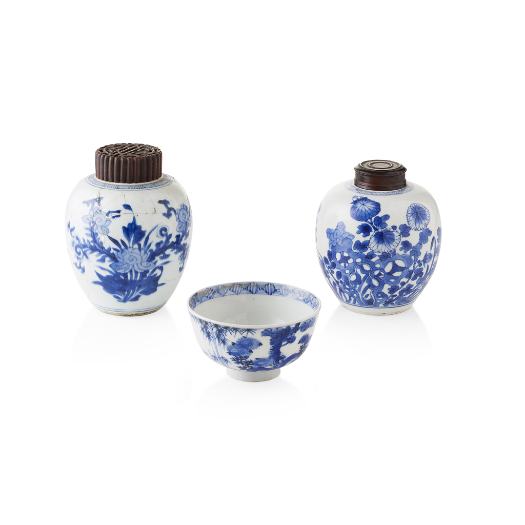 SMALL BLUE AND WHITE OVOID JAR