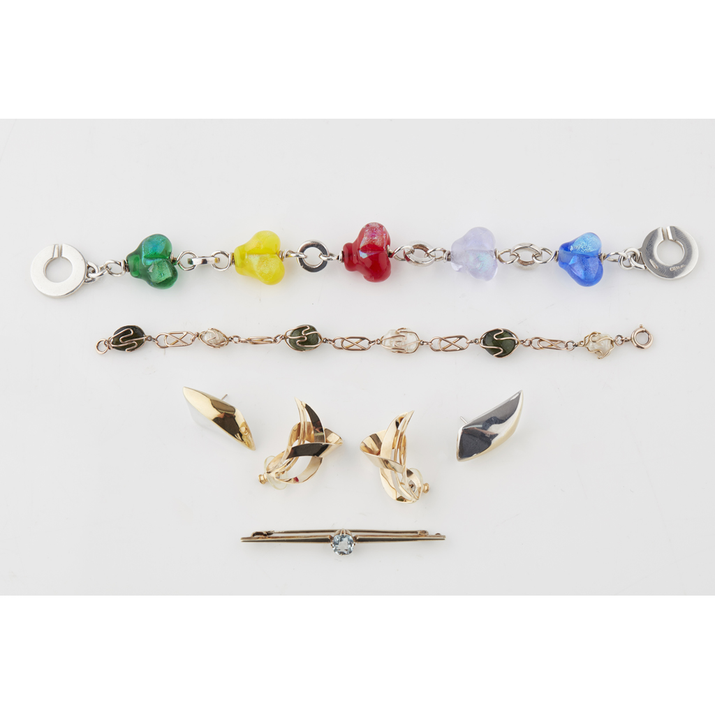 A collection of jewellery