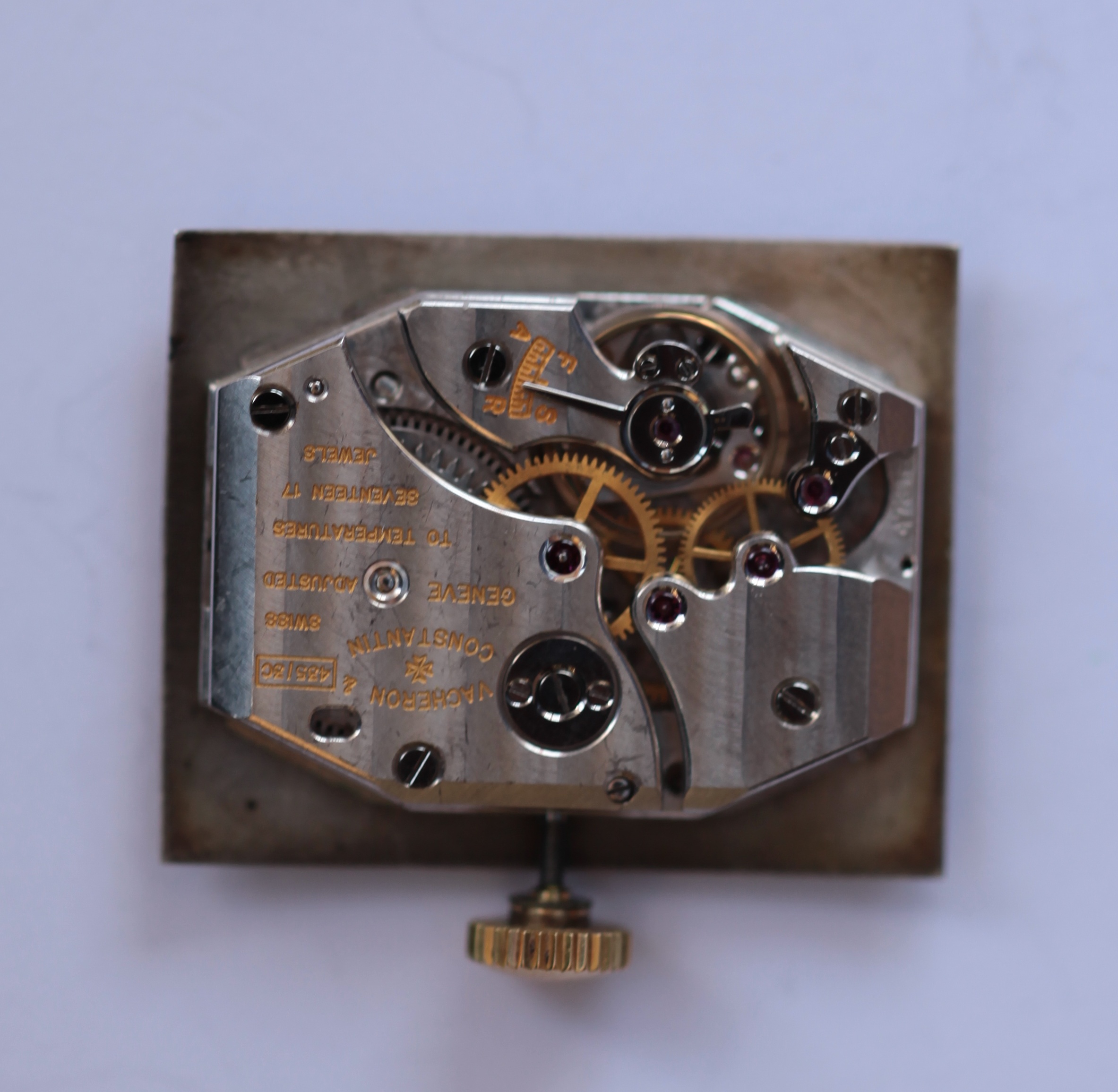 VACHERON & CONSTANTIN - A gentleman's 18ct gold wristwatch