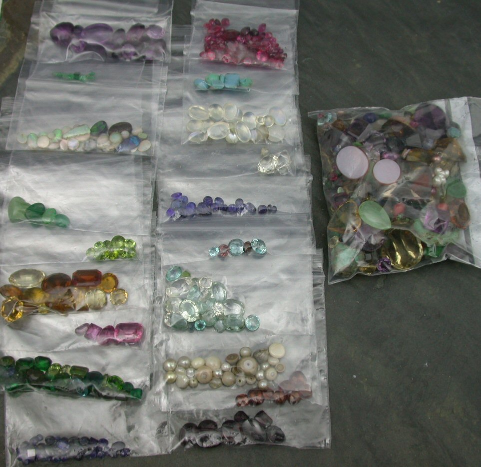 A large quantity of loose gemstones,