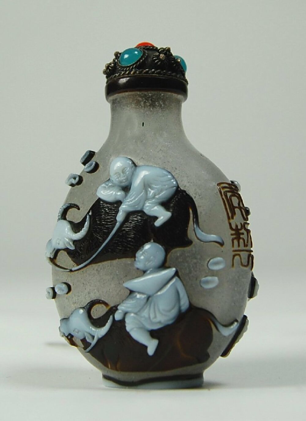 A Chinese overlain glass snuff bottle