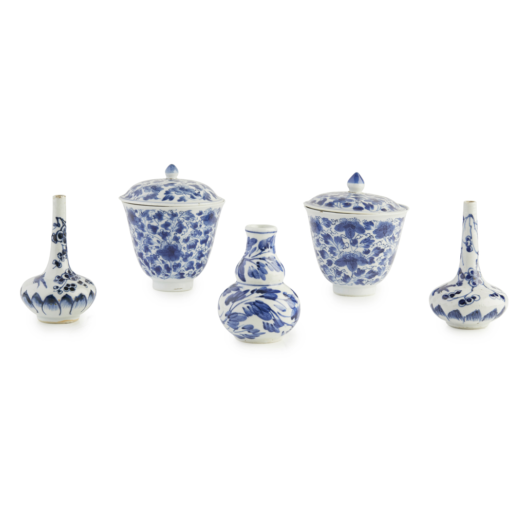 ASSEMBLED GROUP OF BLUE AND WHITE PORCELAIN