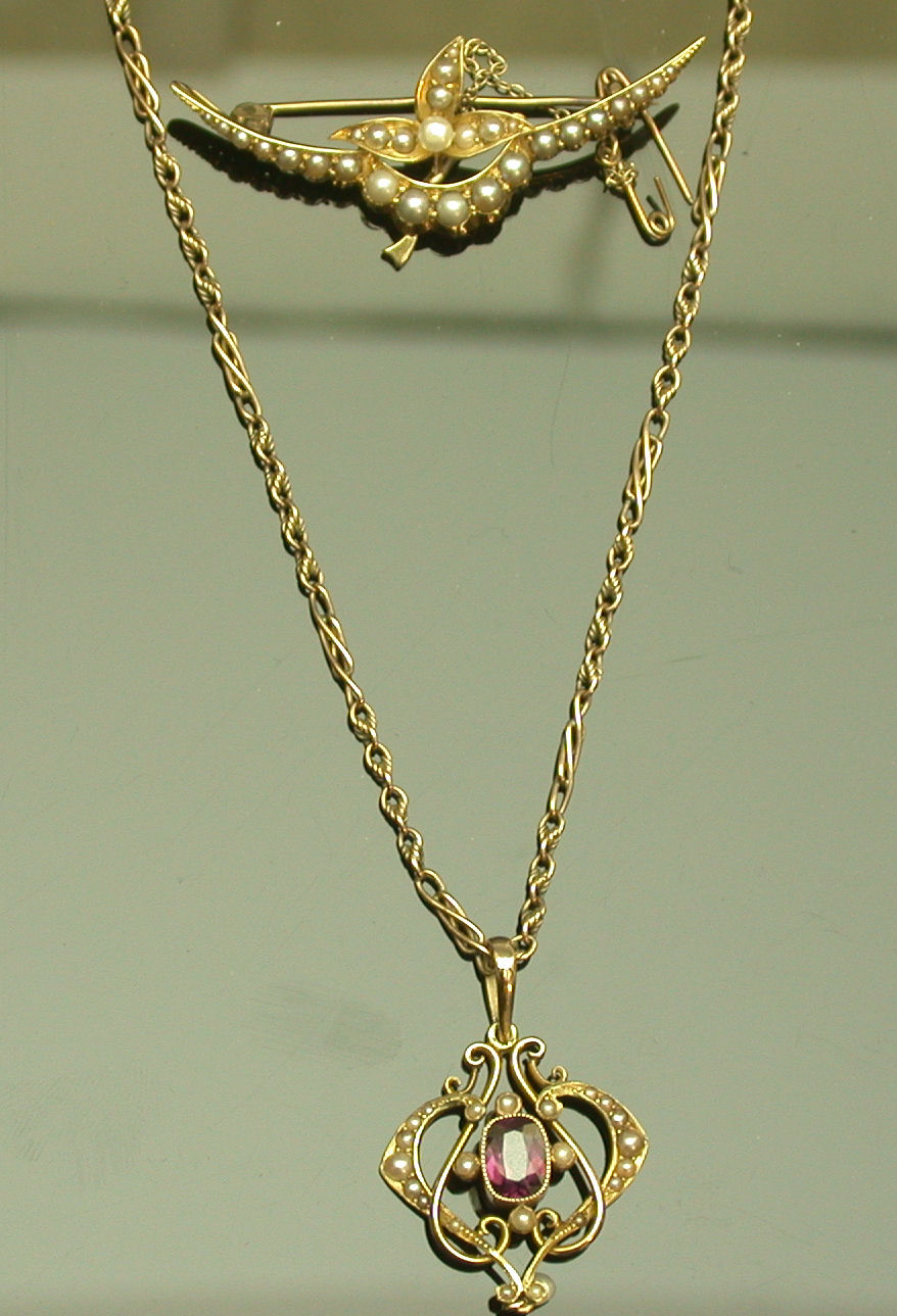 A 15ct gold Art Nouveau gem set pendant,