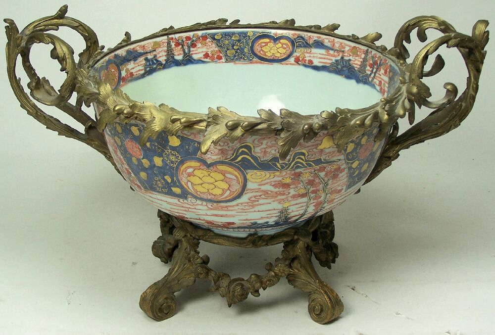 A 19th century Imari porcelain bowl