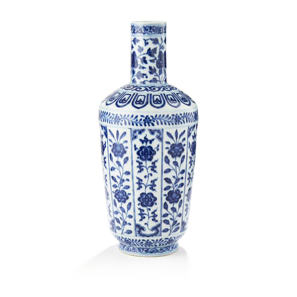 FINE BLUE AND WHITE BOTTLE VASE