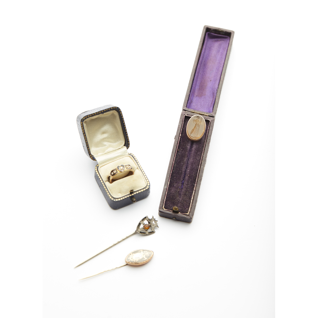 A 9ct gold mourning ring