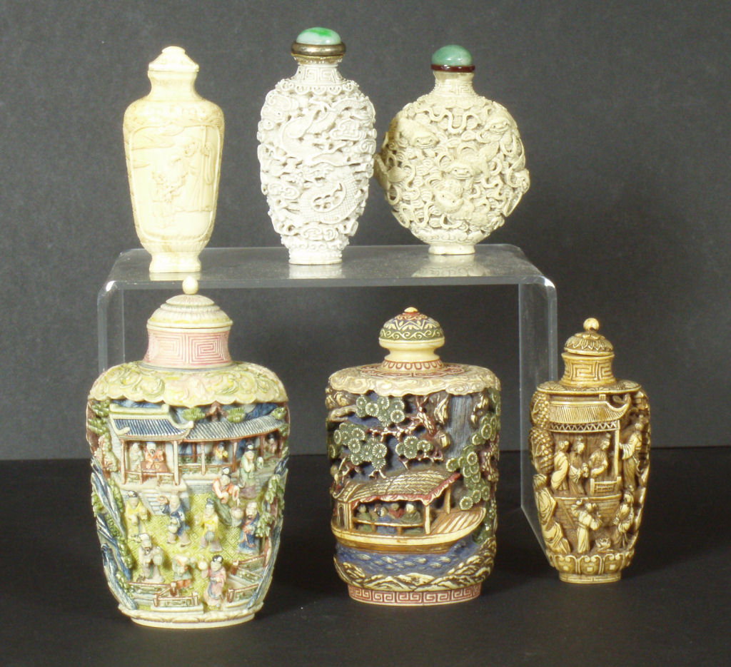 An early 20th century Chinese table ivory snuff bottle