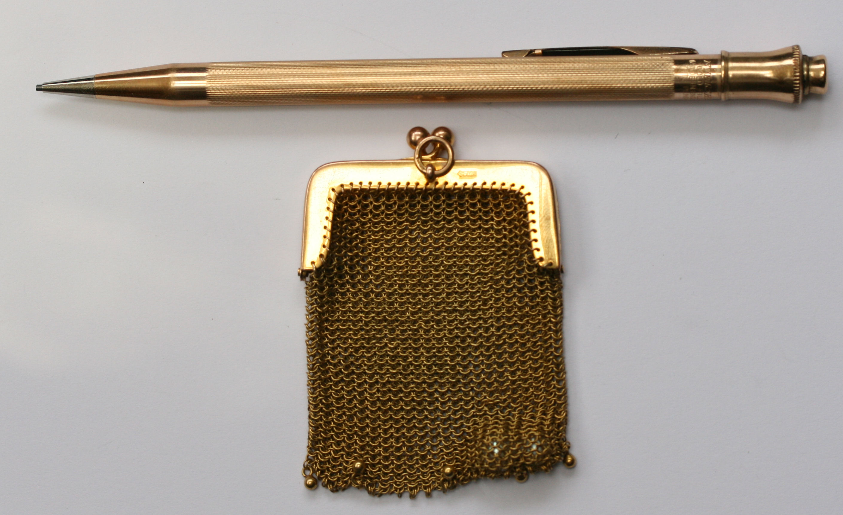 A small 9ct gold mesh link purse