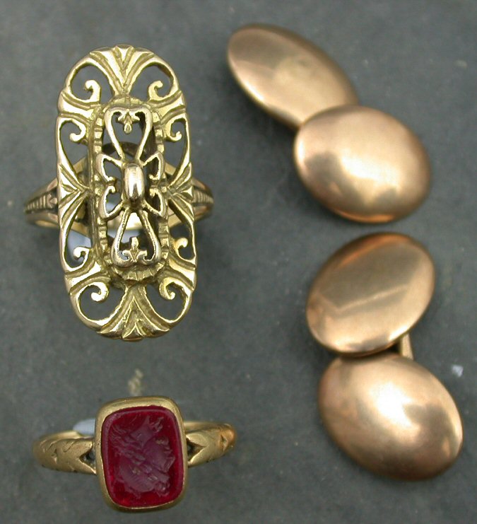 An 18ct gold modern ring,