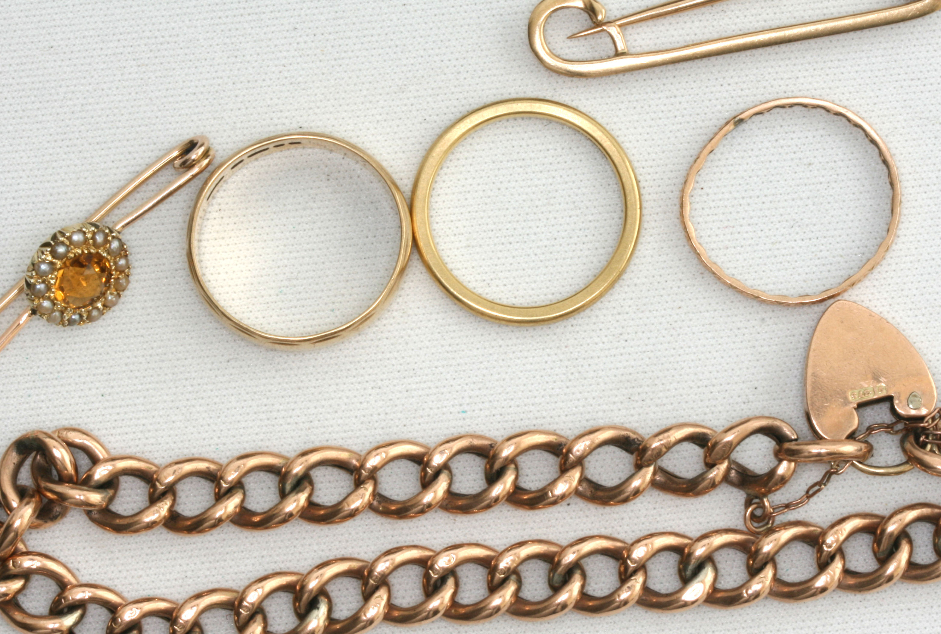 A collection of assorted jewellery,