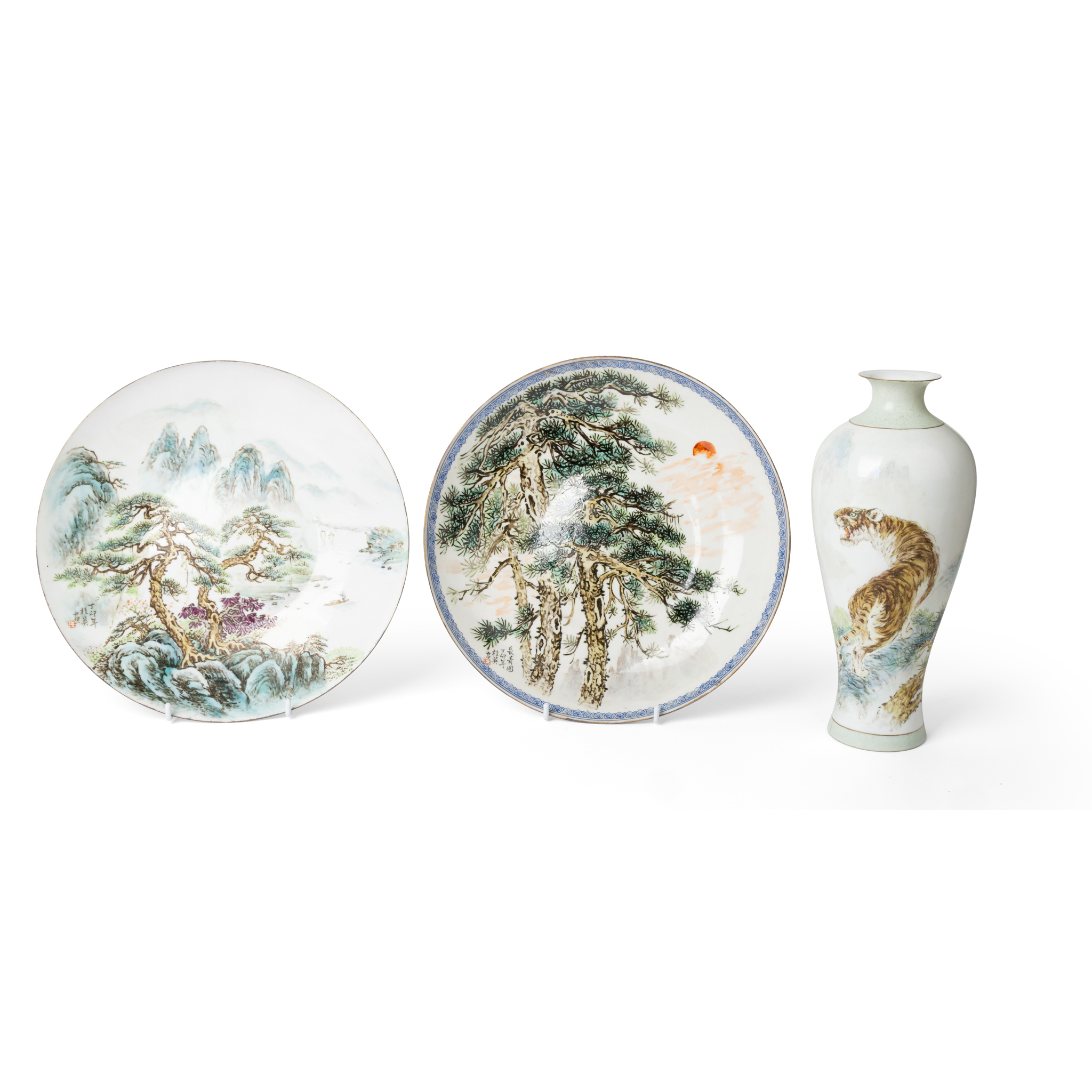 GROUP OF THREE FAMILLE ROSE WARES