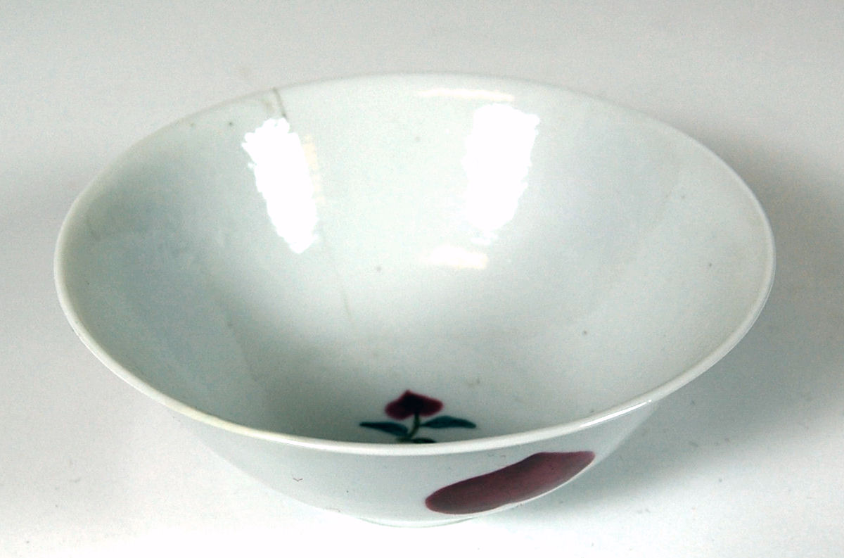 A Chinese 18th/19th century porcelain bowl