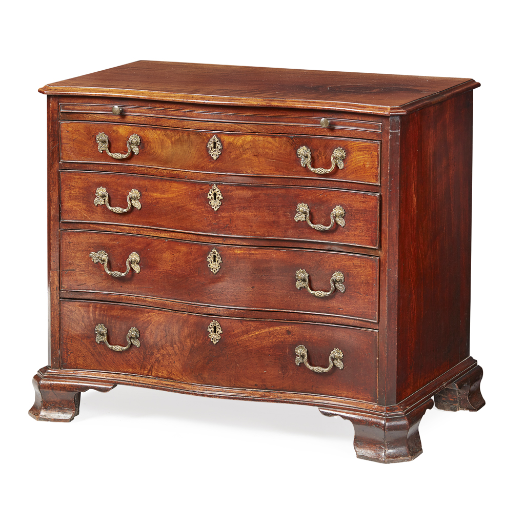 GOOD GEORGE III MAHOGANY SERPENTINE CHEST OF DRAWERS