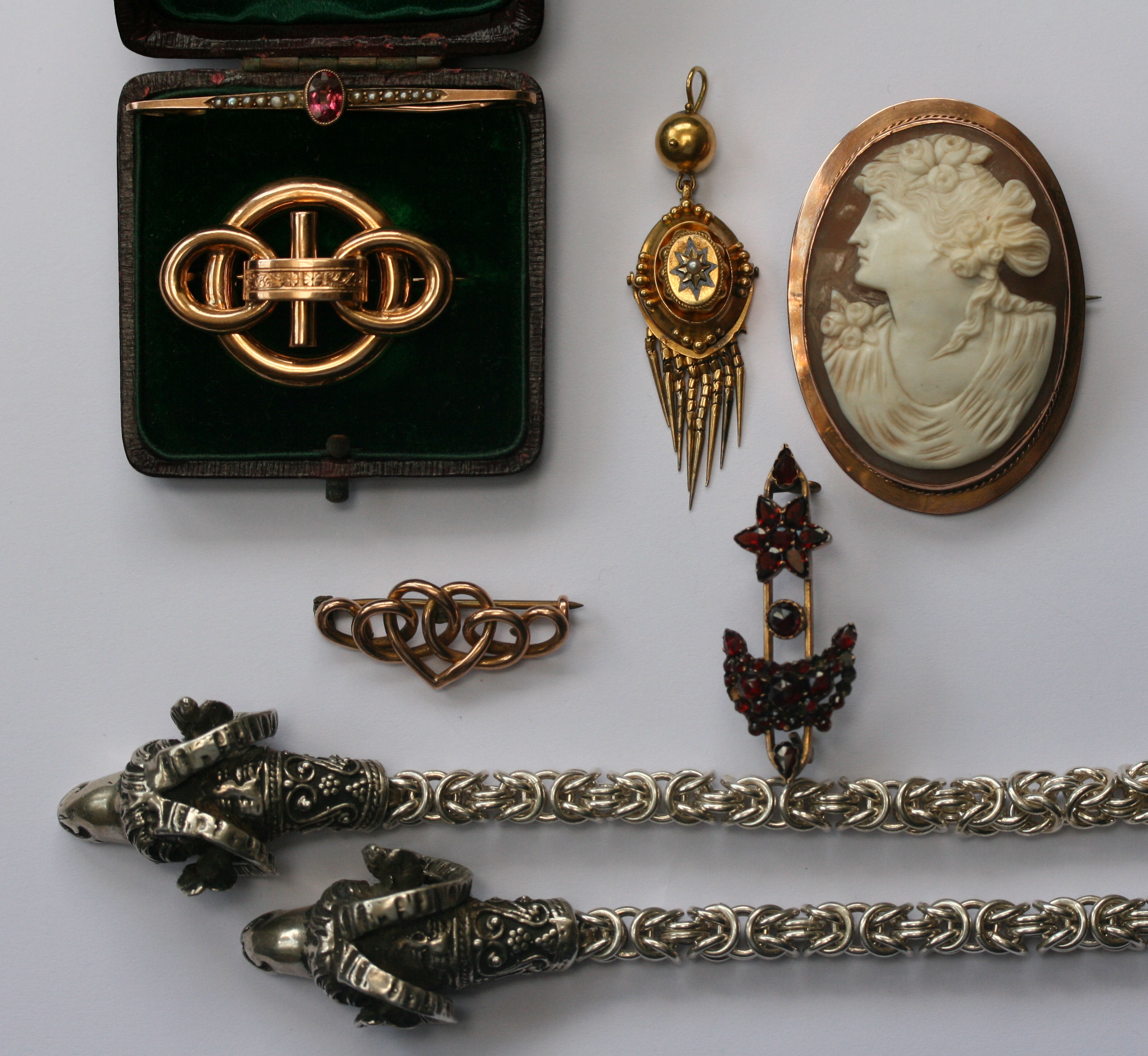 A mixed group of jewellery to include