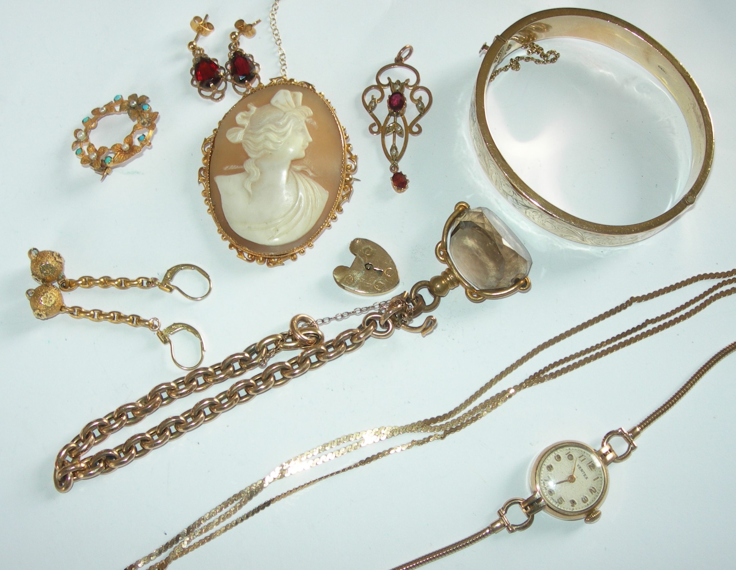 A 9ct gold mounted oval shell cameo brooch,