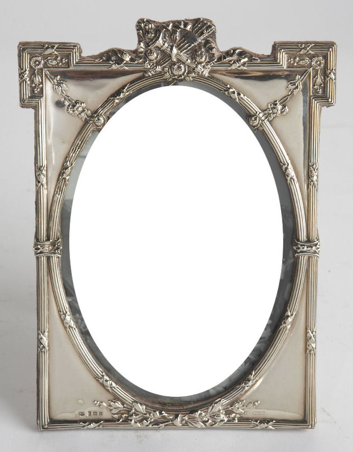 An Edwardian silver photograph frame