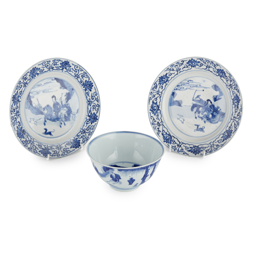 PAIR OF BLUE AND WHITE 'HUNTING' PLATES
