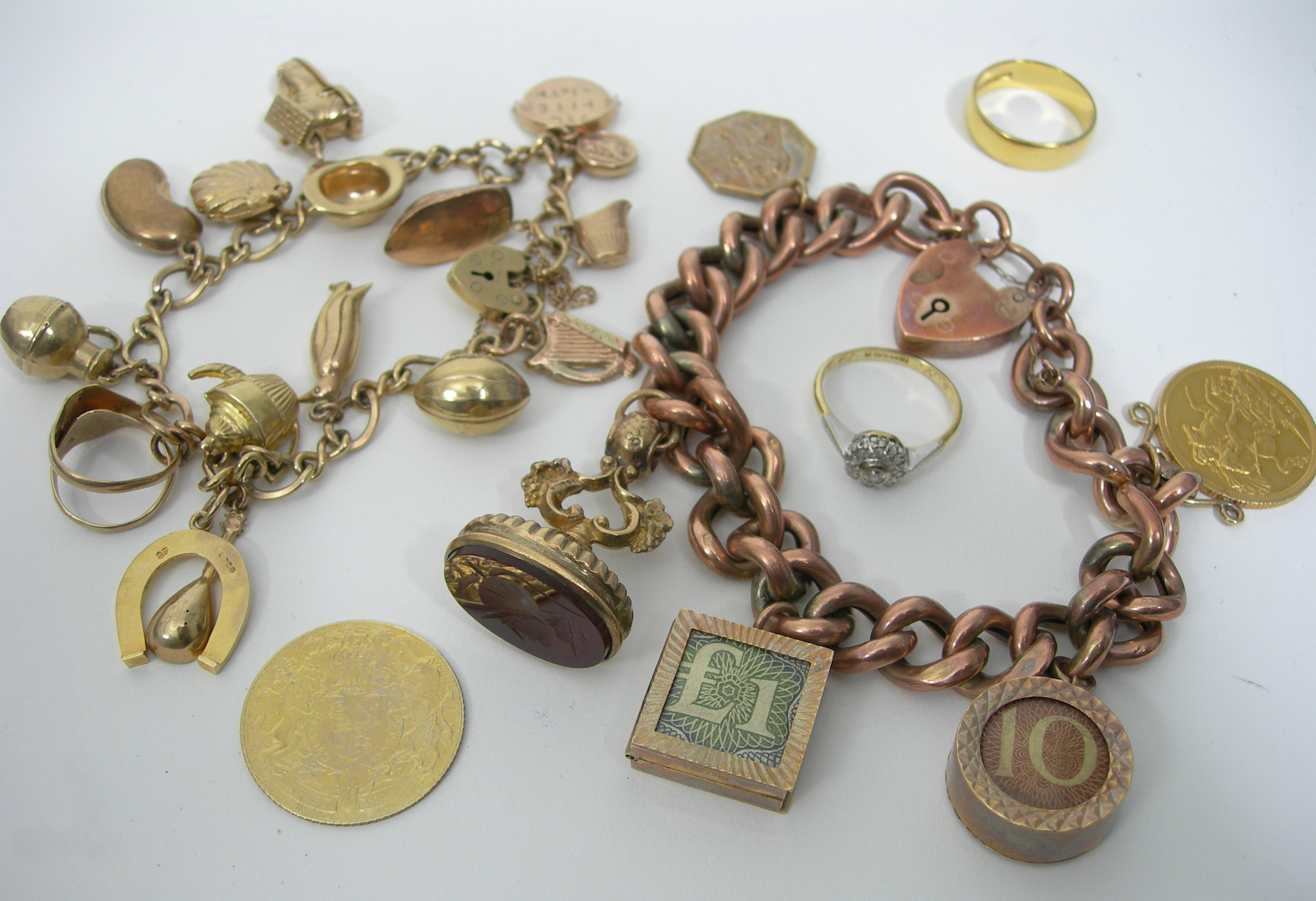 An 18ct gold mounted diamond cluster ring,