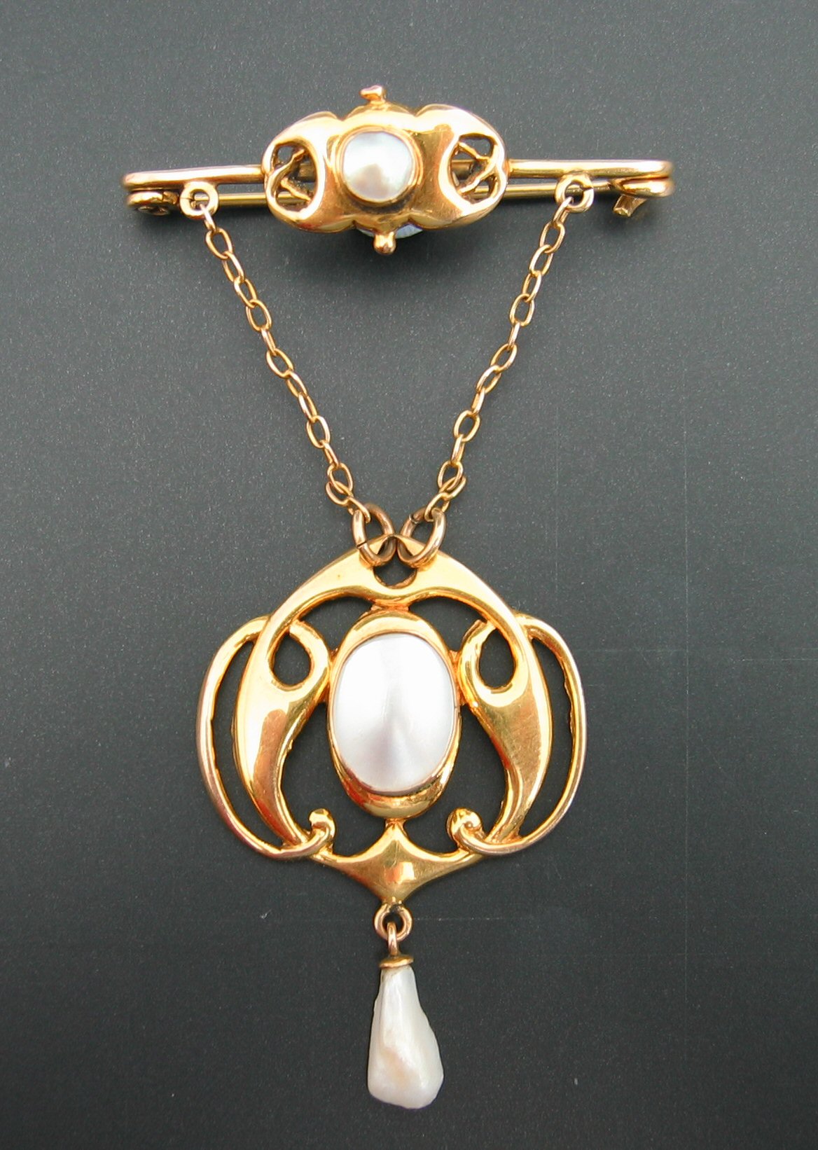 An Art Nouveau gold brooch,