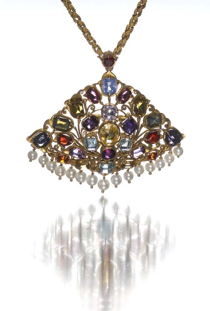 An Aesthetic multi-gem set pendant with chain,
