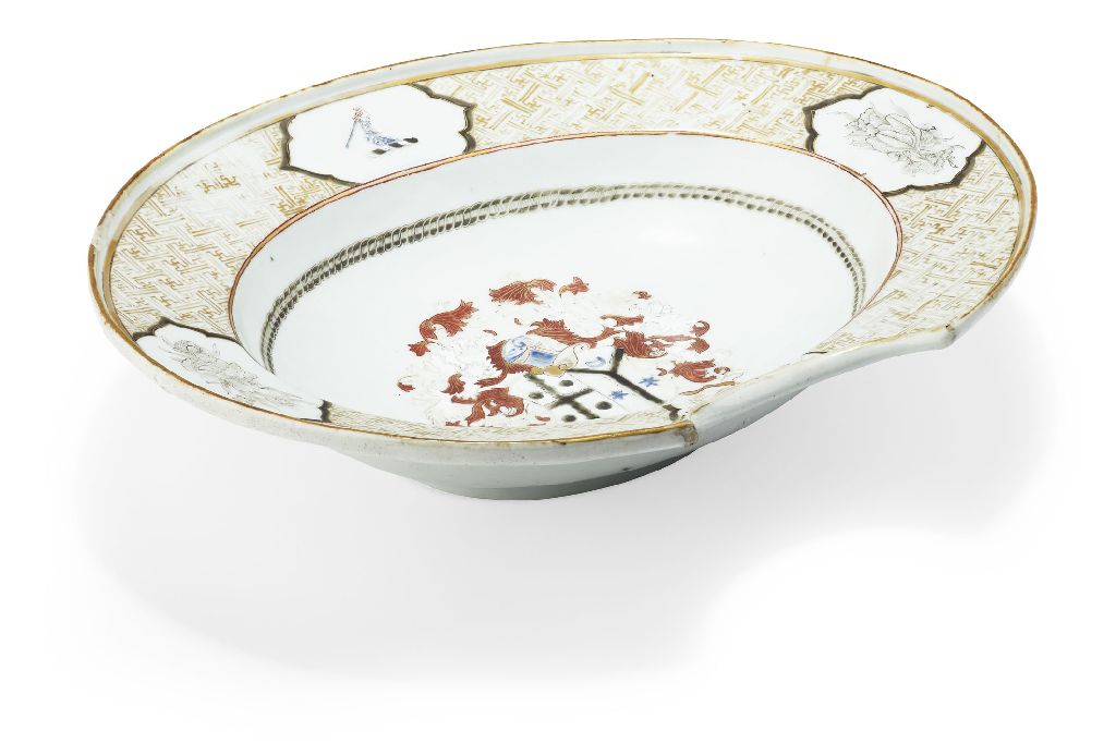 CHINESE EXPORT ARMORIAL BARBER'S BOWL
