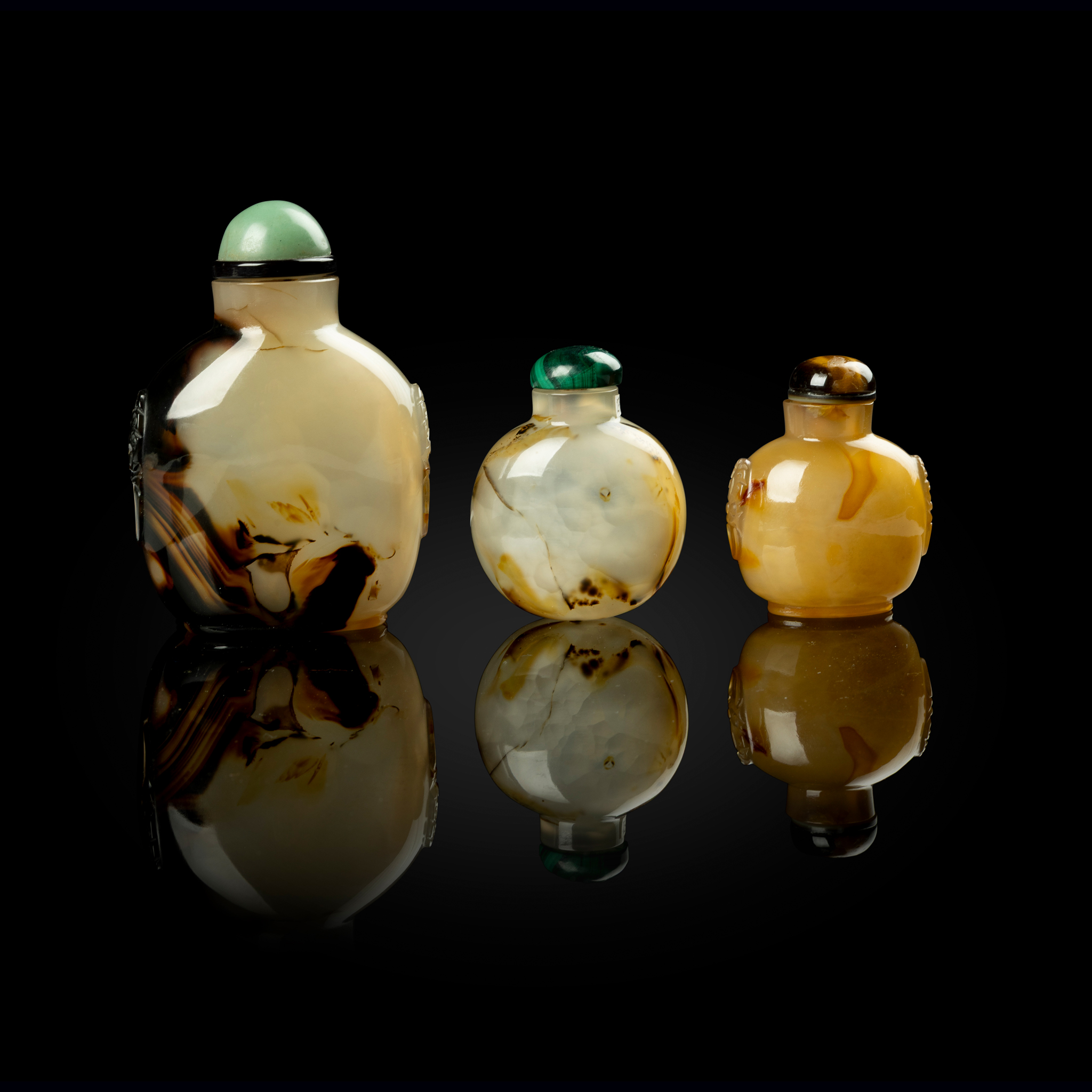 GROUP OF THREE CHINESE AGATE SNUFF BOTTLES