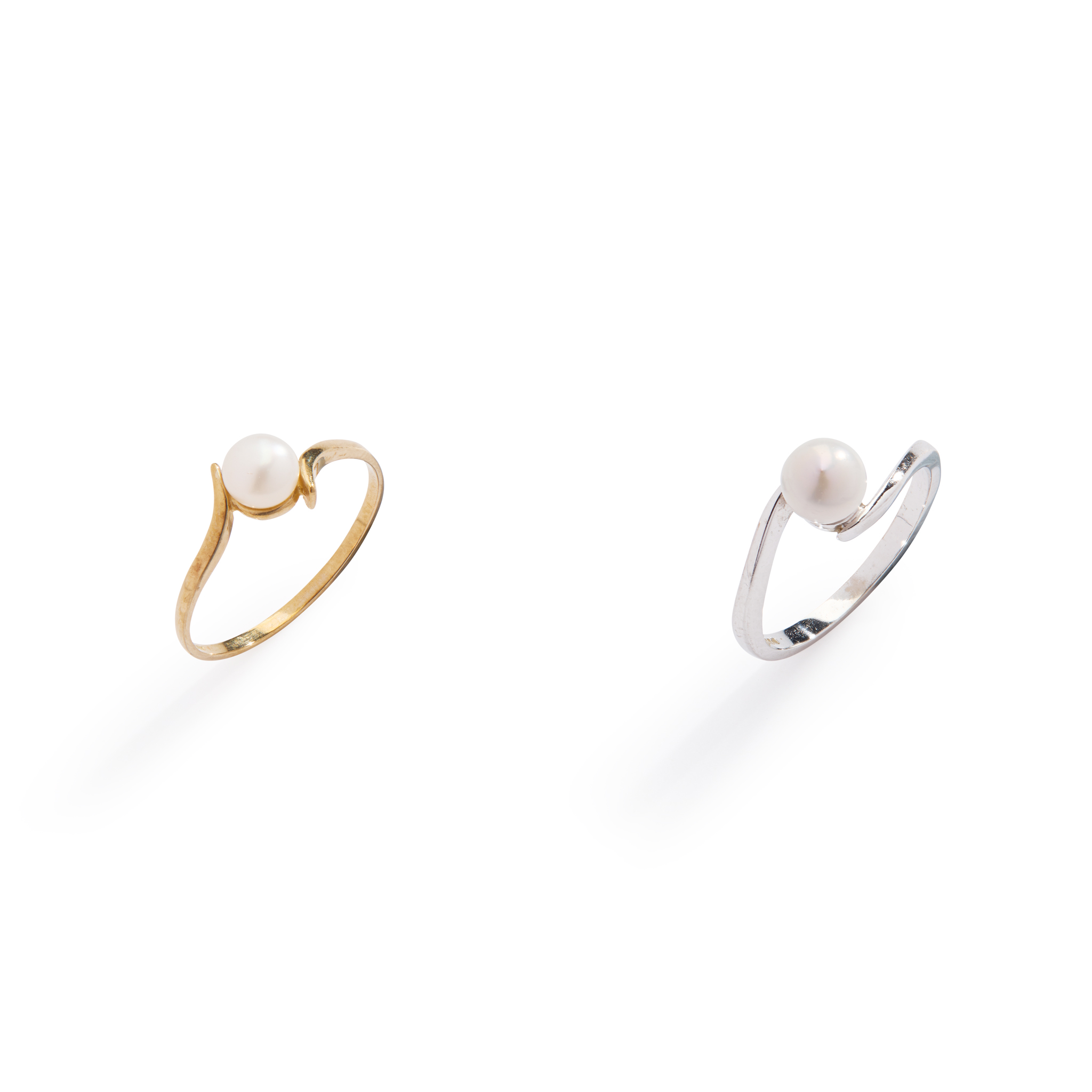 CAIRNCROSS OF PERTH: AN 18CT GOLD SCOTTISH FRESHWATER PEARL RING