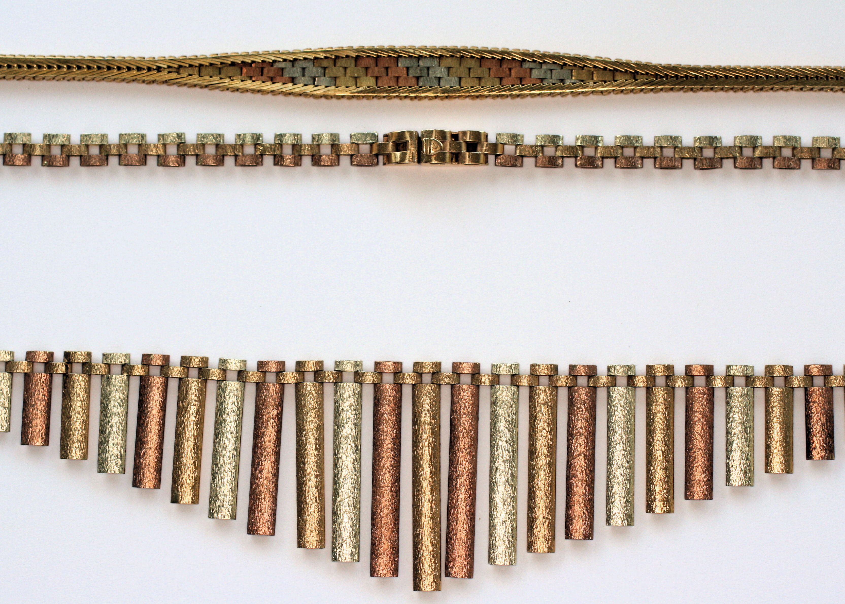 A 1970's three colour 9ct gold fringe necklace