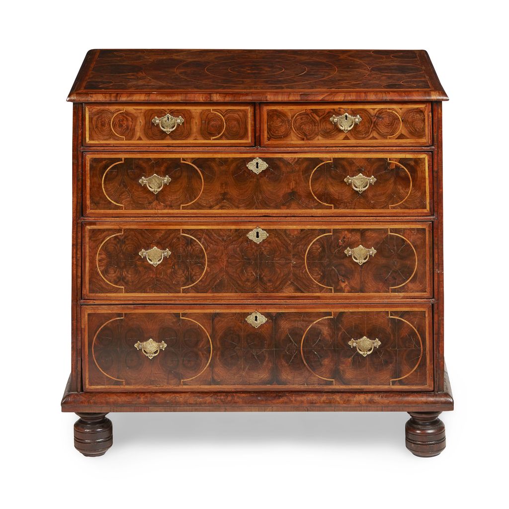 WILLIAM AND MARY WALNUT OYSTER VENEERED CHEST OF DRAWERS