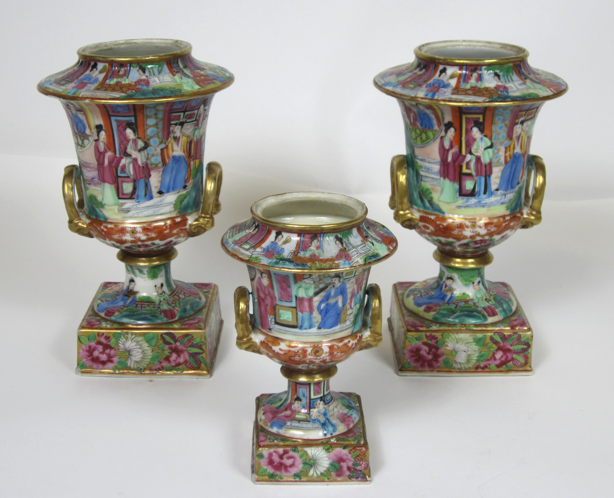 COLLECTION OF ORIENTAL PORCELAIN ITEMS