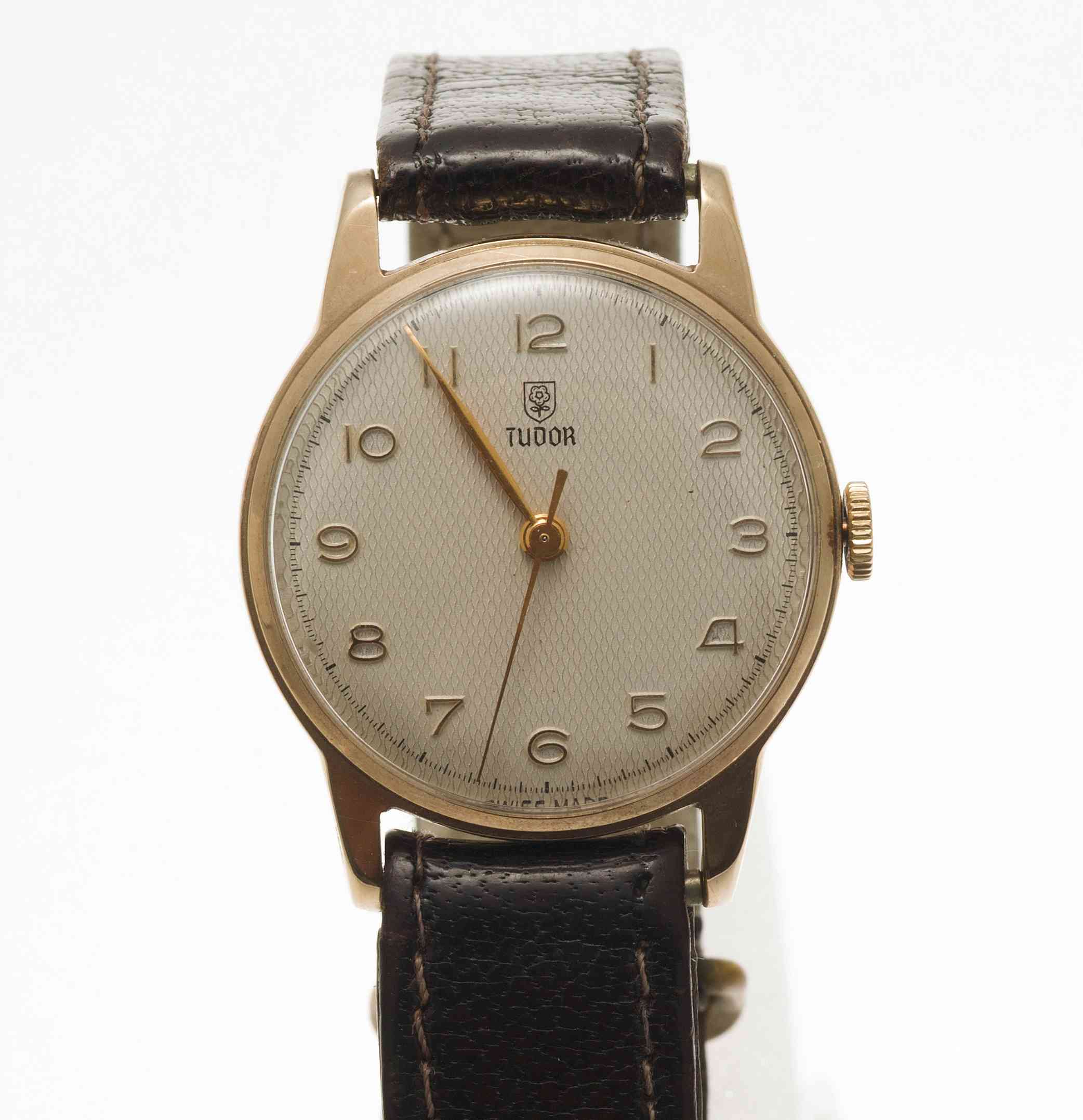 TUDOR - A gentleman's 9ct gold cased wrist watch
