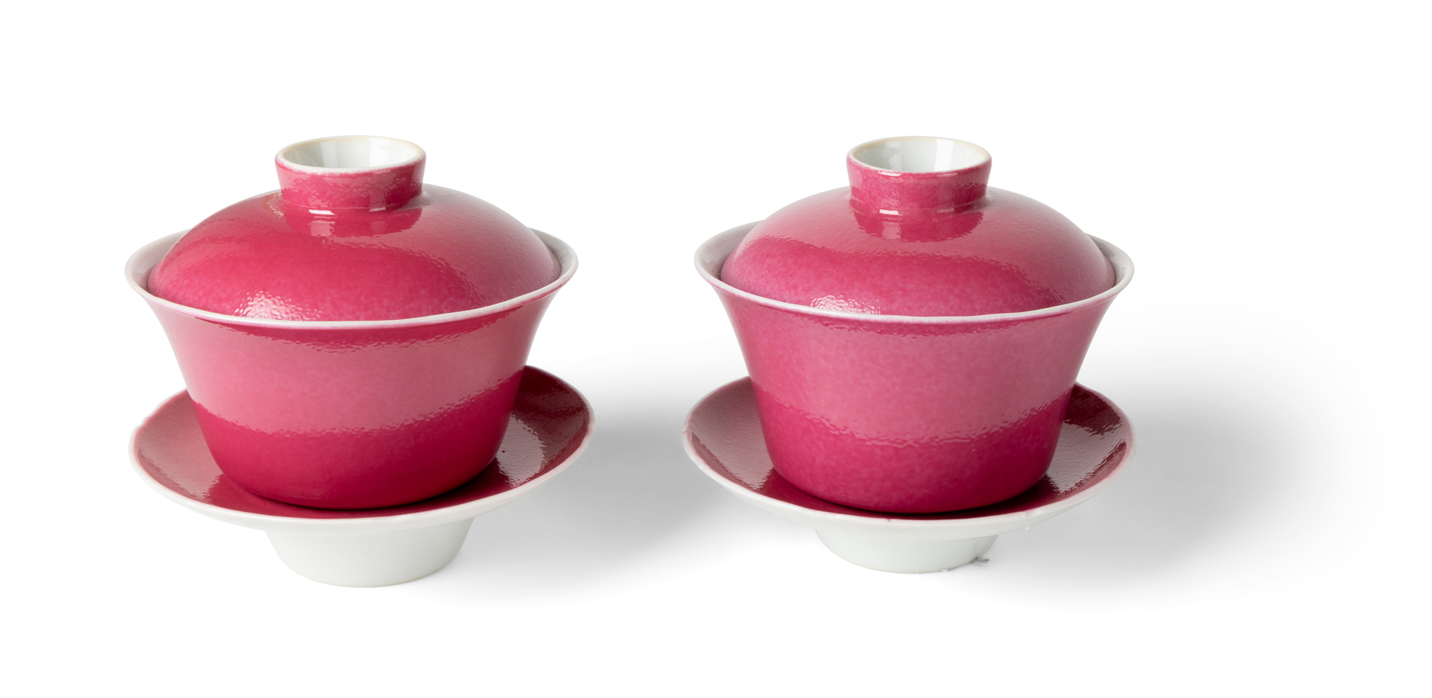 PAIR OF CHINESE RUBY-PINK-ENAMELLED TEA BOWLS WITH LIDS AND SAUCERS