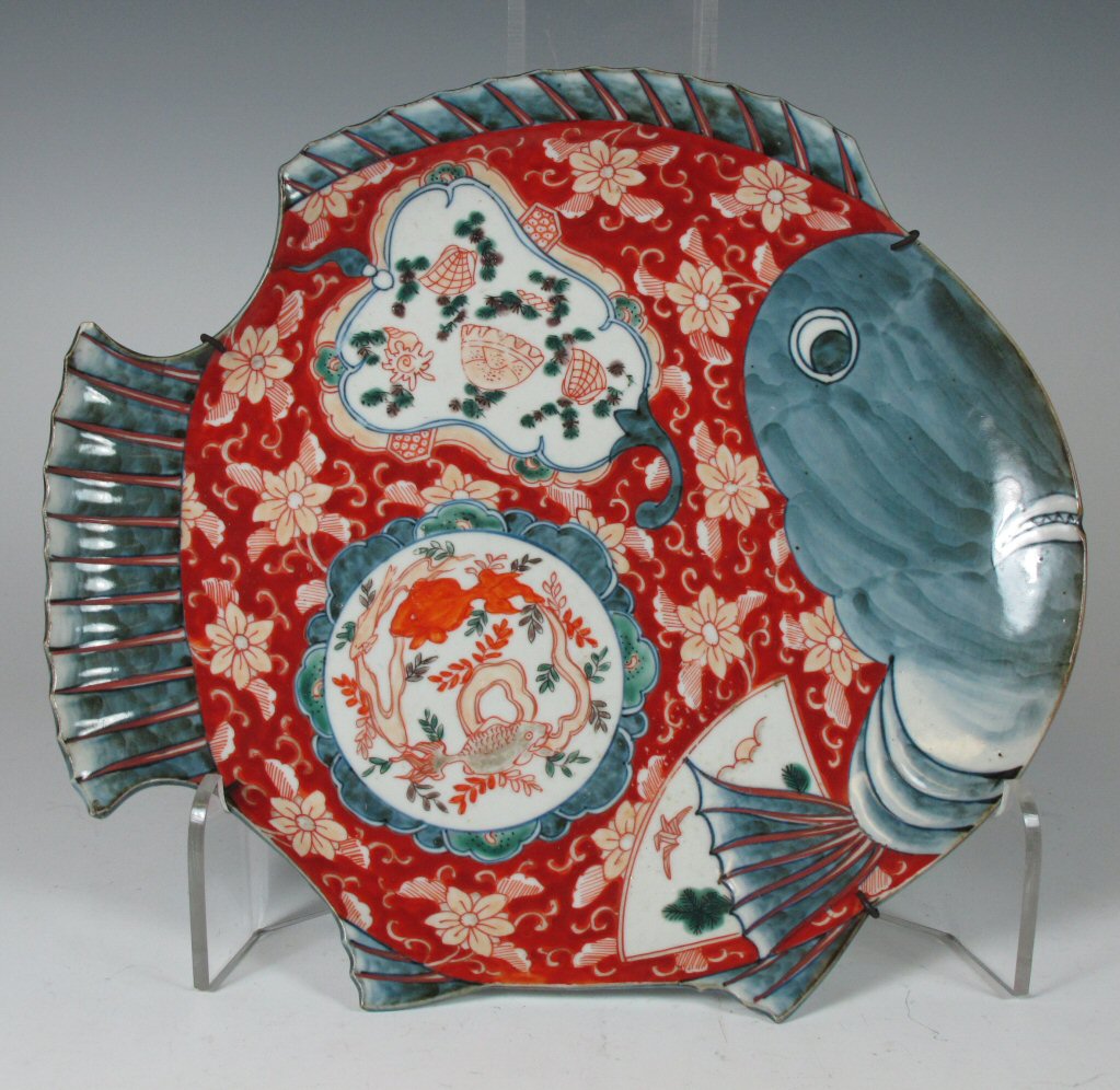 A set of four Japanese graduated Imari porcelain plates, Meiji Period