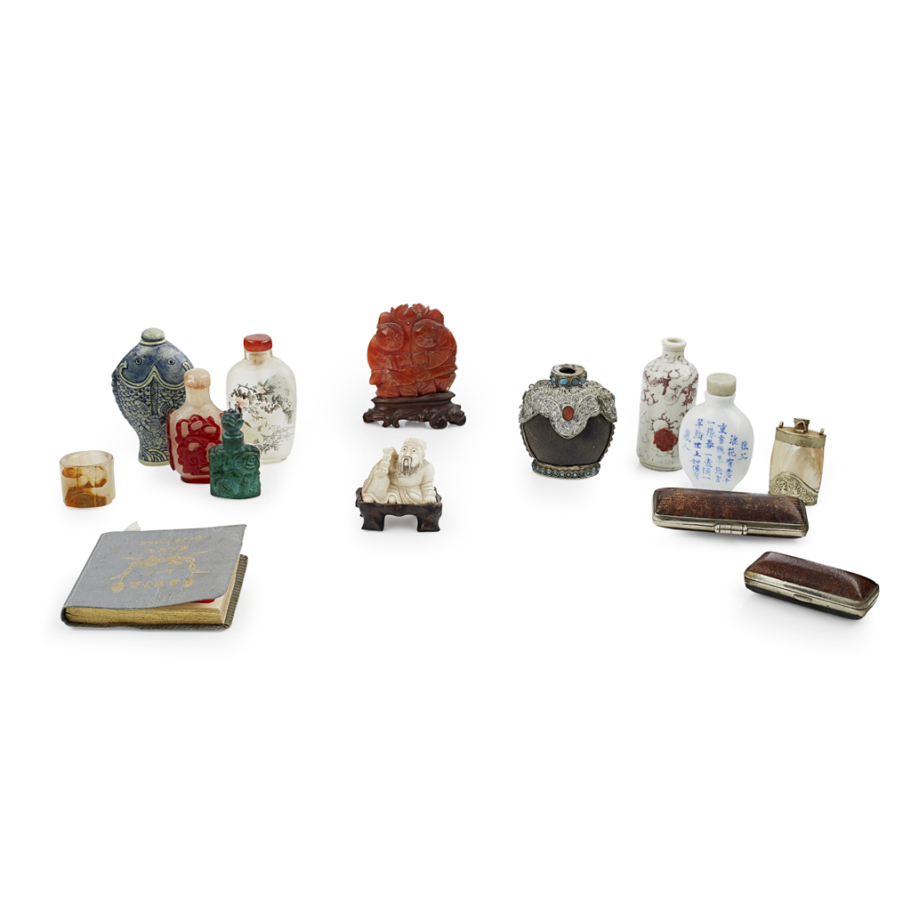 COLLECTION OF SNUFF BOTTLES AND HARDSTONE CARVINGS
