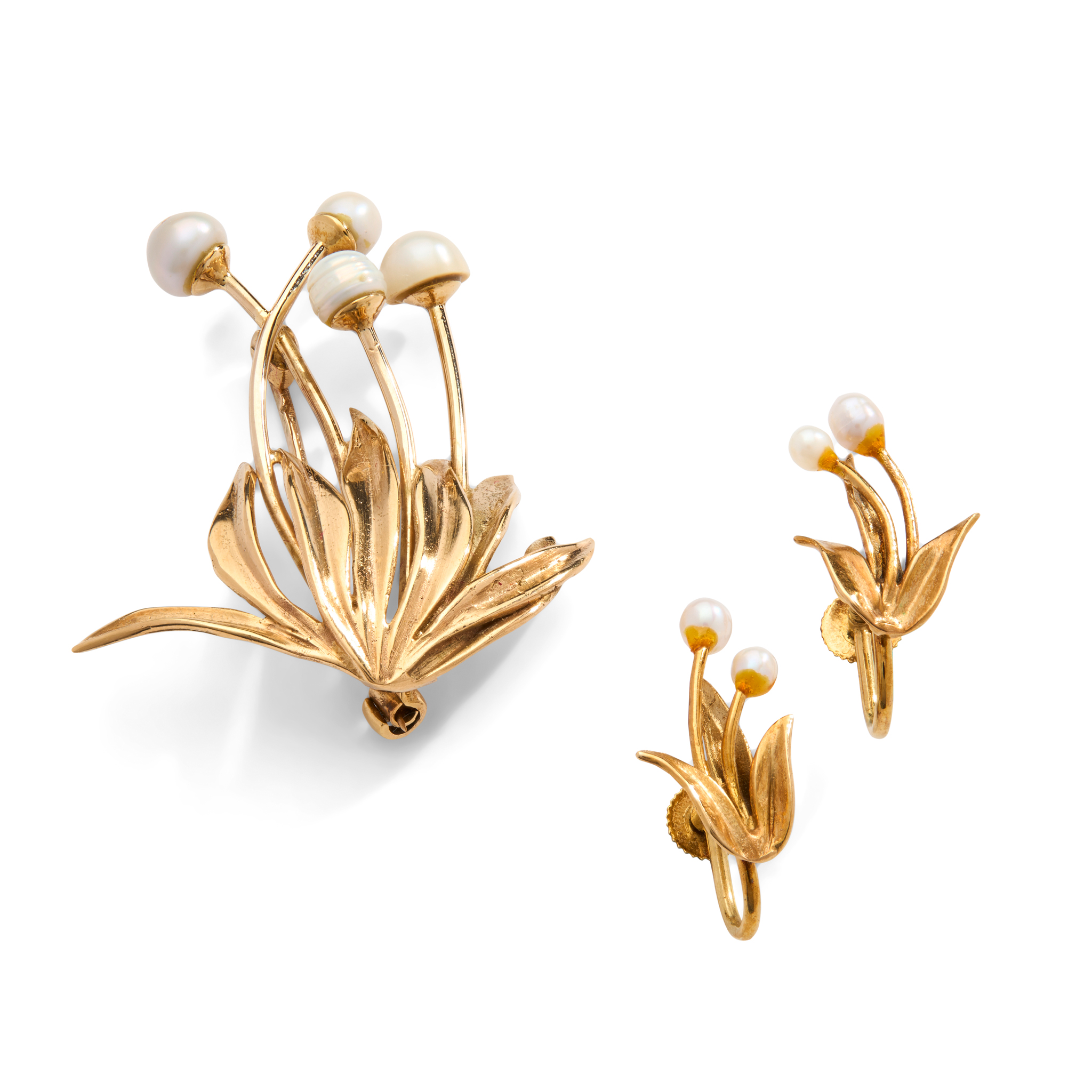 CAIRNCROSS OF PERTH: A 9CT GOLD SCOTTISH FRESHWATER PEARL 'ASPHODEL' BROOCH AND EARRINGS