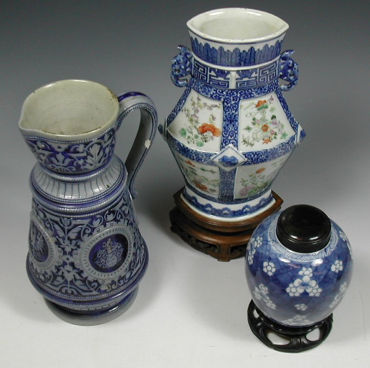 A Chinese porcelain vase,